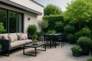 Elegancko urządzony taras z meblami i roślinami